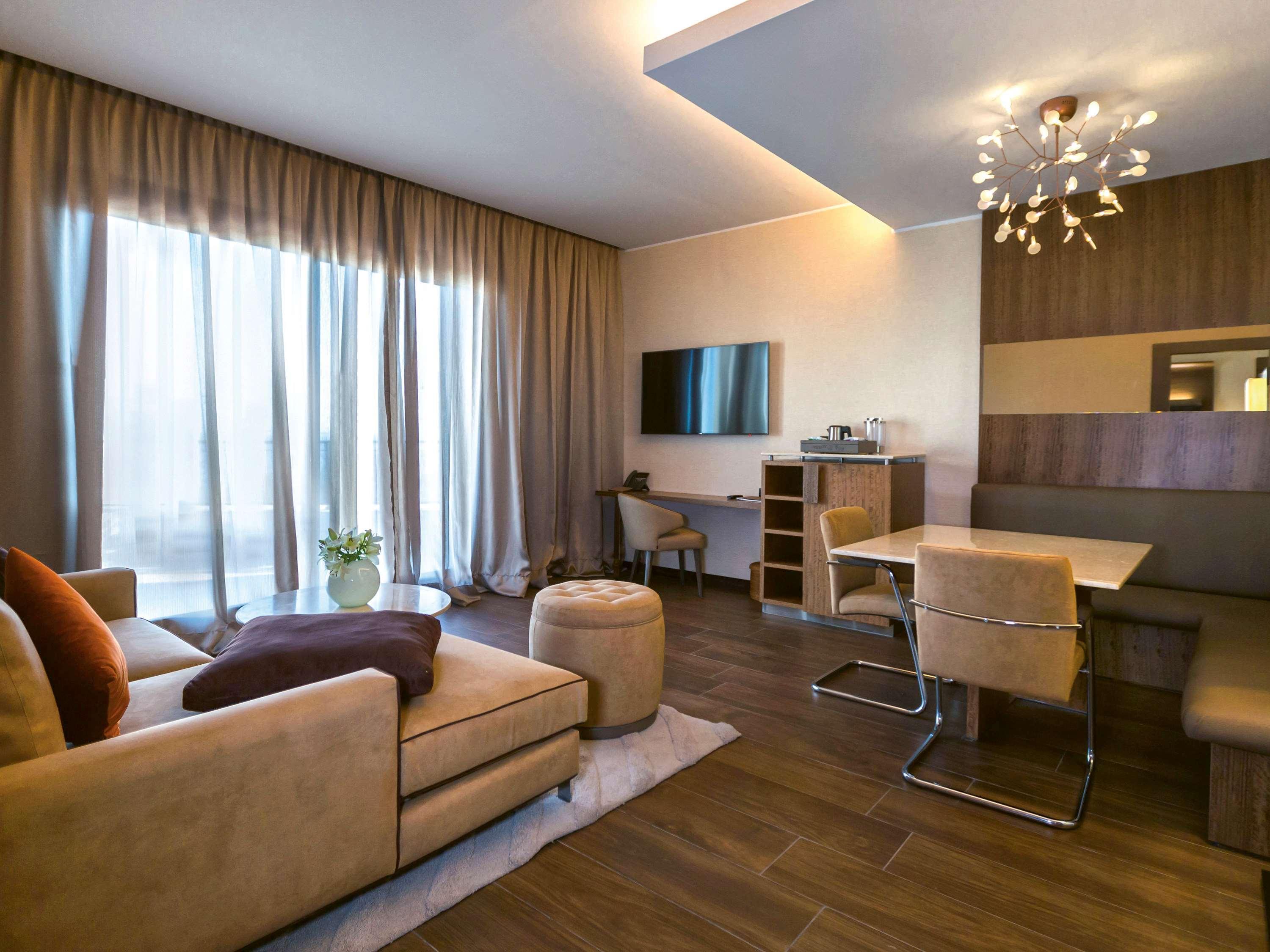 Moevenpick Hotel Du Lac Tunis Zewnętrze zdjęcie A living room in a modern apartment