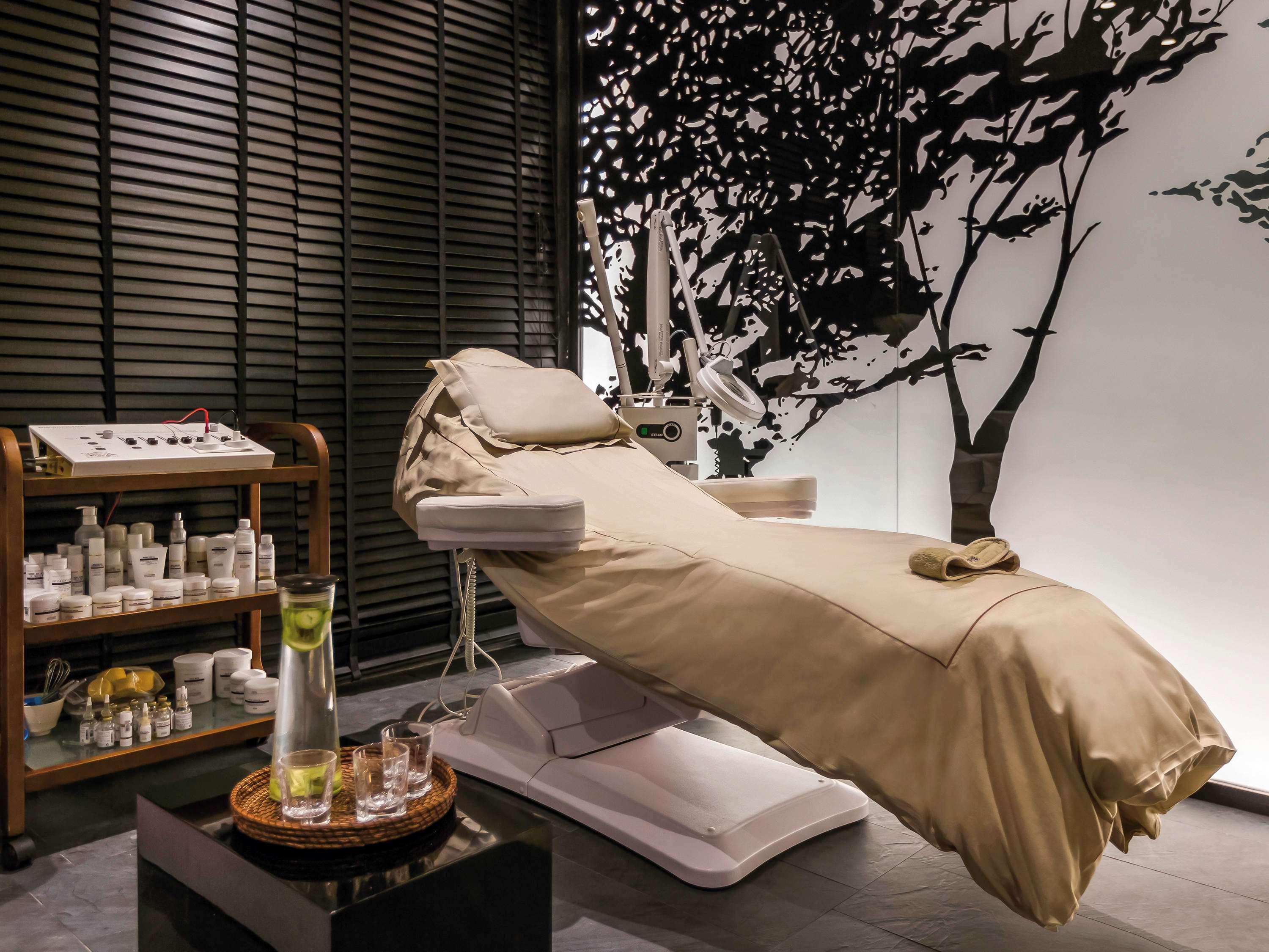 Moevenpick Hotel Du Lac Tunis Zewnętrze zdjęcie A treatment room at a spa
