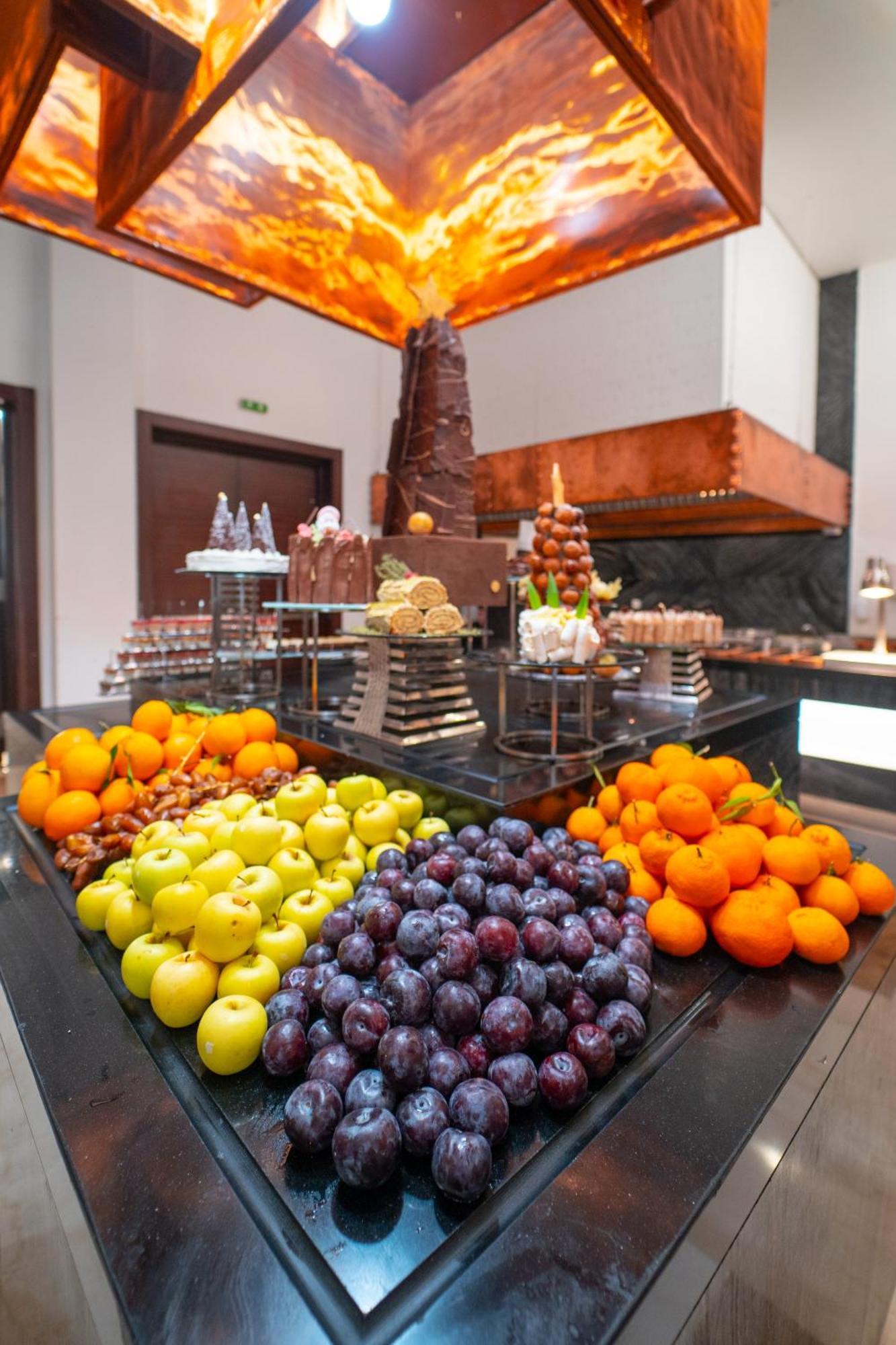 Moevenpick Hotel Du Lac Tunis Zewnętrze zdjęcie Fruit at a buffet