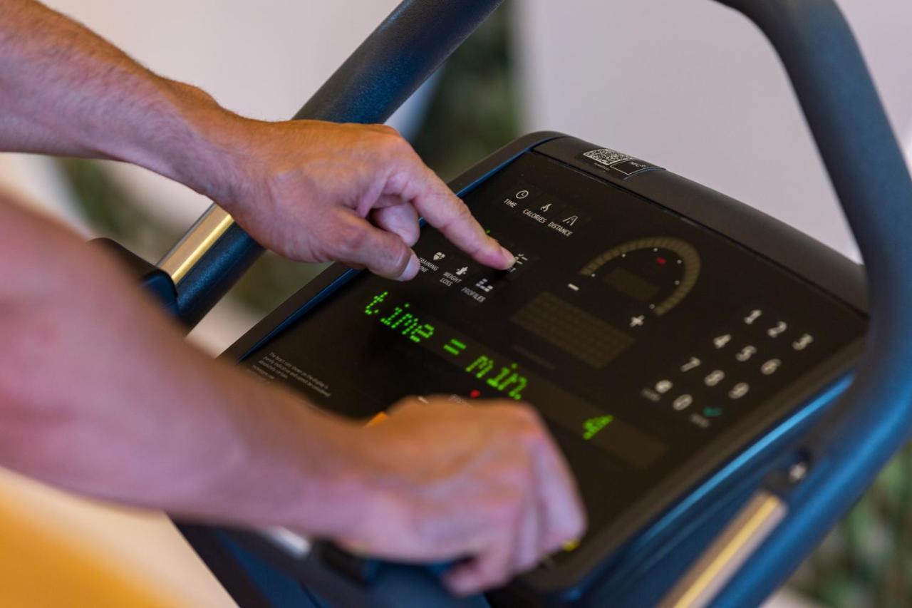 Moevenpick Hotel Du Lac Tunis Zewnętrze zdjęcie A treadmill console